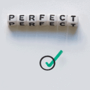 Warum Perfektionismus unserer Karriere schadet Kartenspiel